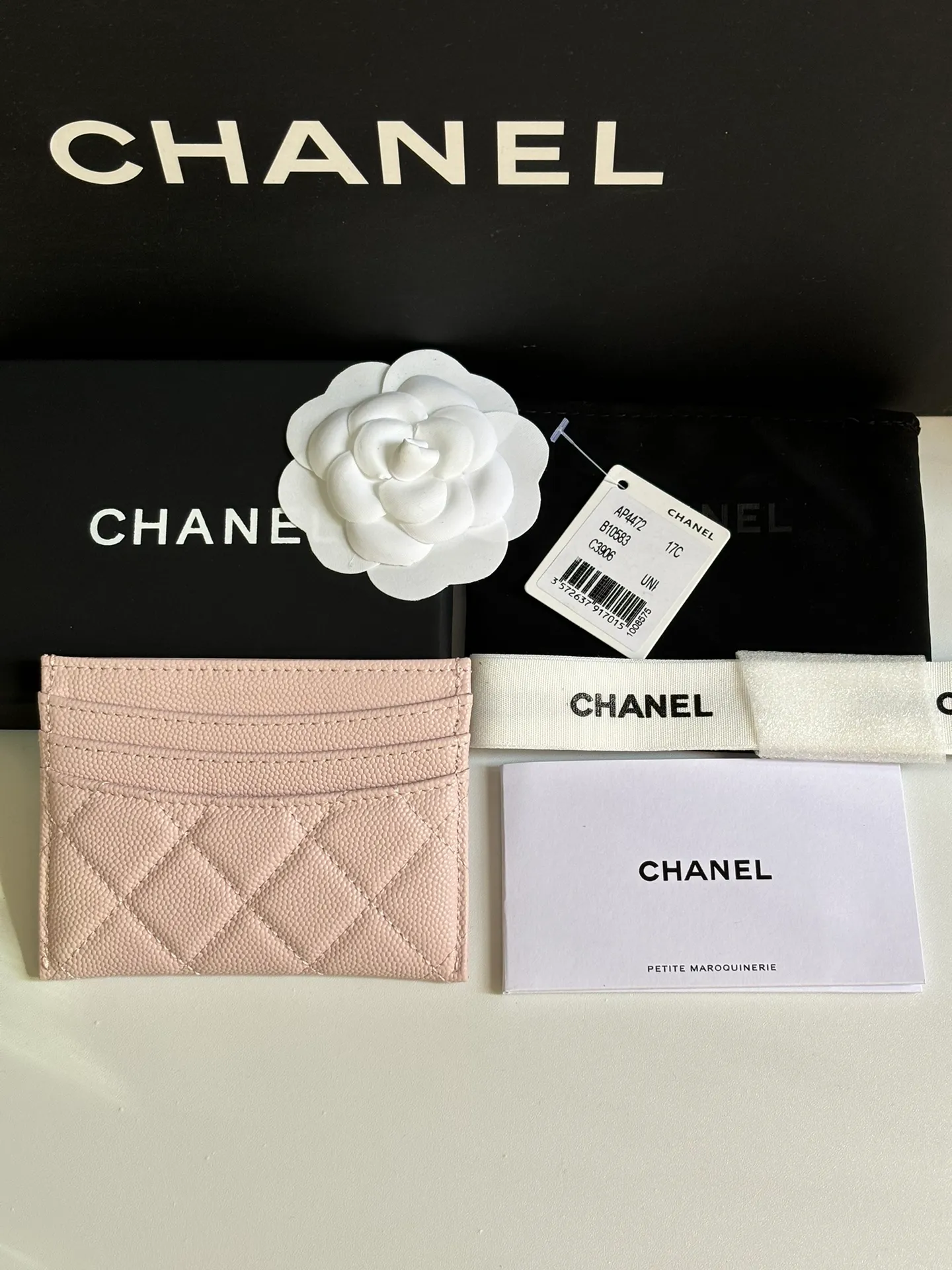 💰240 new product CH@NEL card holder has arrived💦This card holder adds a few more card slots based on the old model, making it more practical. It has original quality and beautiful details. Model No. AP8944, size 11*8*1cm.