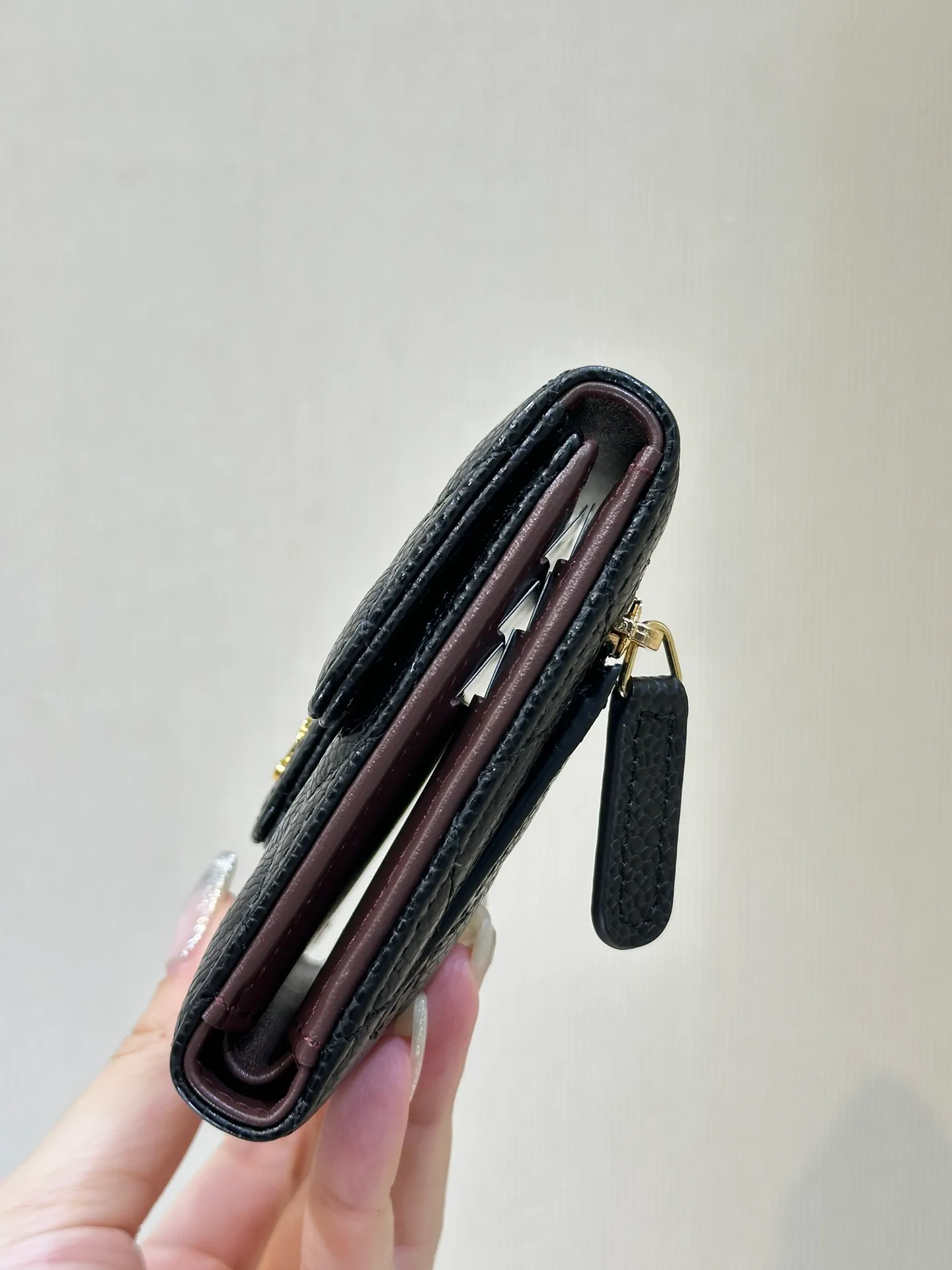 82288 Caviar Black Gold is not a thin model, it is very fleshy, just put some change, it is easy to carry more than 10 cards, the counter has a super popular black gold color, it is a sure way to attract wealth in the New Year!