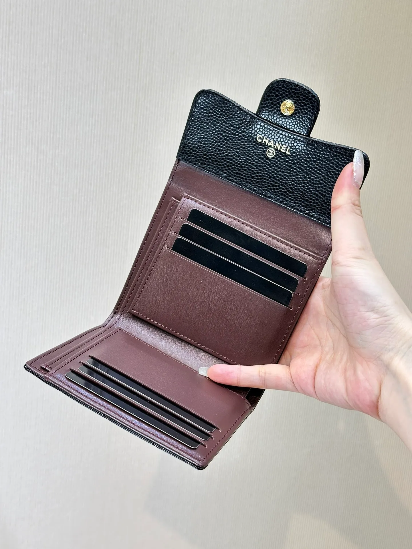 82288 Caviar Black Gold is not a thin model, it is very fleshy, just put some change, it is easy to carry more than 10 cards, the counter has a super popular black gold color, it is a sure way to attract wealth in the New Year!