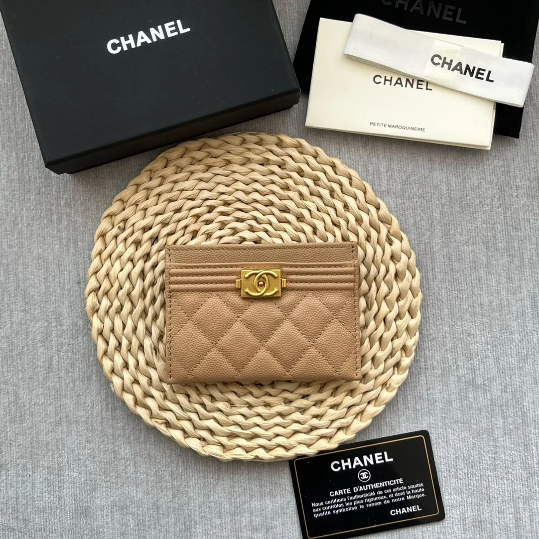 ¥220 [original quality] [with serial code] CHANEL’s new leboy card holder has arrived! The pebbled diamond pattern is very eye-catching! The retro gold buckle has an old-fashioned feel and is very fashionable and retro❤️This small card holder is very cost-effective, and you can also put some change in the three card slots👍Model number: 84431 Size: 11×7.5×1cm