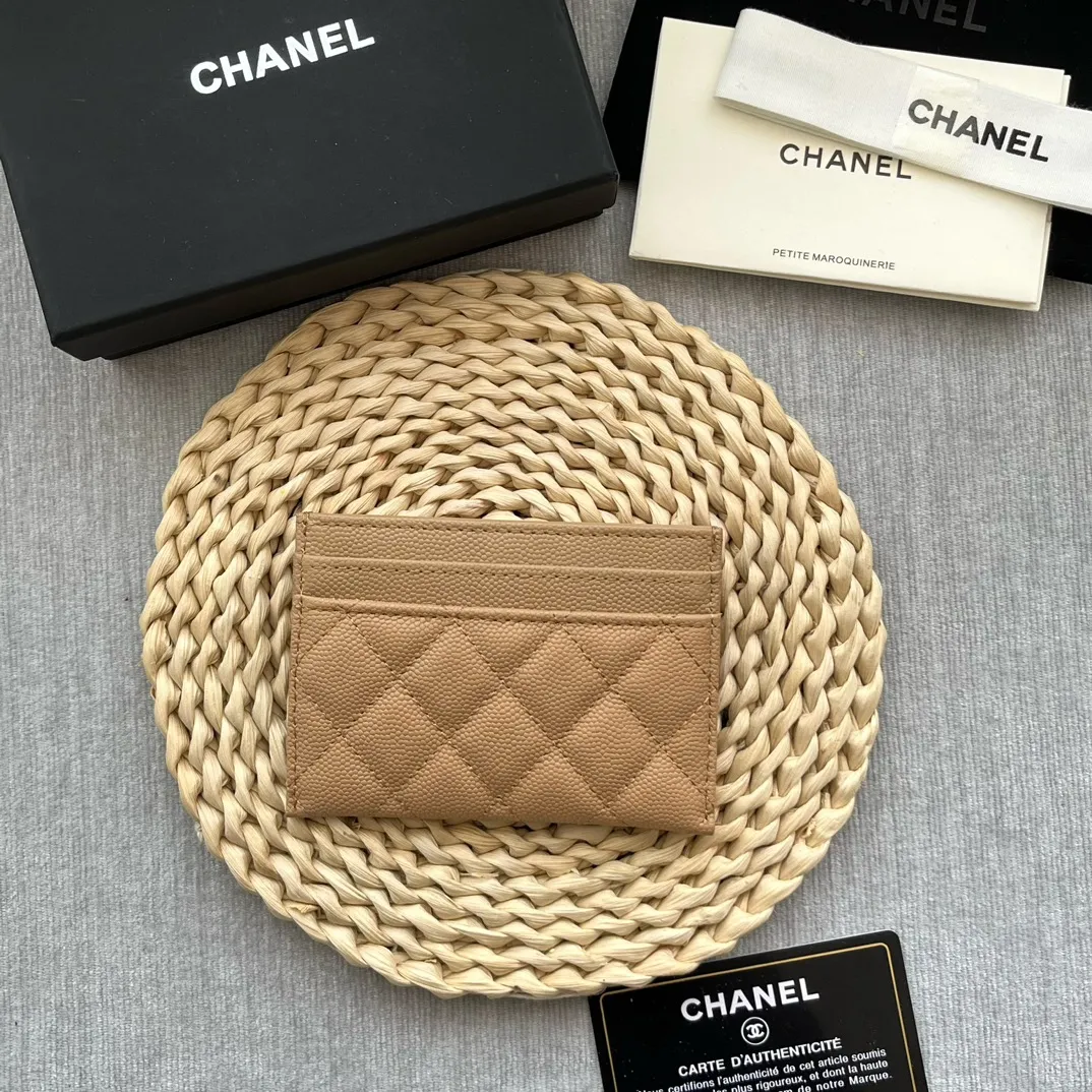¥220 [original quality] [with serial code] CHANEL’s new leboy card holder has arrived! The pebbled diamond pattern is very eye-catching! The retro gold buckle has an old-fashioned feel and is very fashionable and retro❤️This small card holder is very cost-effective, and you can also put some change in the three card slots👍Model number: 84431 Size: 11×7.5×1cm