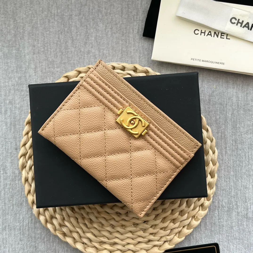 ¥220 [original quality] [with serial code] CHANEL’s new leboy card holder has arrived! The pebbled diamond pattern is very eye-catching! The retro gold buckle has an old-fashioned feel and is very fashionable and retro❤️This small card holder is very cost-effective, and you can also put some change in the three card slots👍Model number: 84431 Size: 11×7.5×1cm