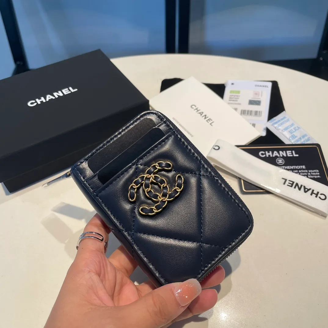 💰320😊Upgraded version💋🆕Ohanel new color🆕The latest zipper card holder with multiple card slots. The texture of goatskin is unparalleled. 😼The 19 series that is mainly recommended this season is a big rhombus with a strong retro style. I want to buy every color🧸 The logo is eye-catching and unique, the goatskin has a faint luster, and the temperament instantly ups and downs❣The fashionable style and style are also jointly created by Karl and Viard. The first series launched by the new artistic director will be a key recommendation of the brand from this year to next year, conveying the essence of the brand, with a full set of packaging 2701🍃size: 7.5*11cm
