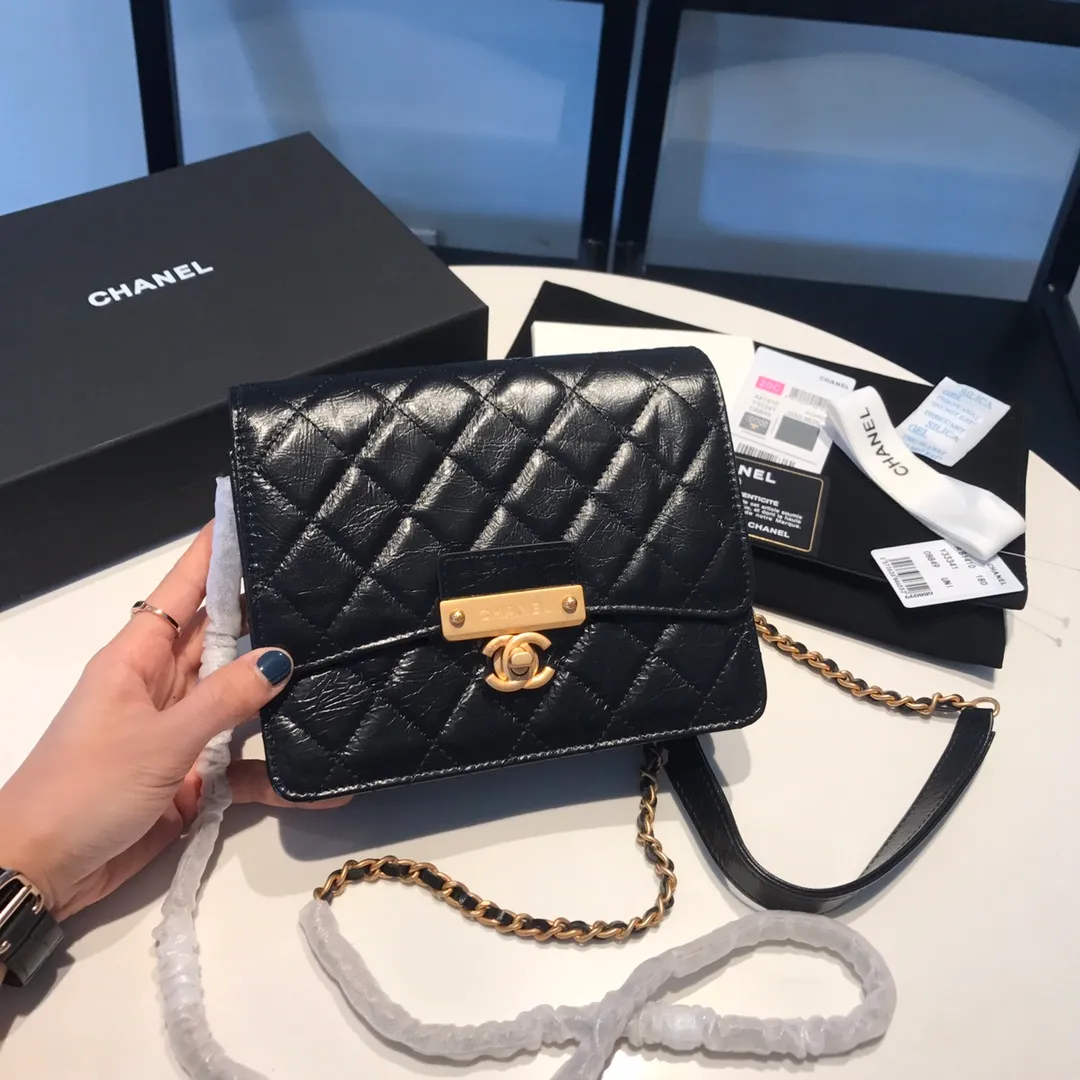 💰940😊Upgraded version💋Ready to buy the latest Chanel🆕Imported oil wax cowhide series retro metal lock with the latest hangtag💋New product🆕 Xiangjia square wallet on chain #新Woc innovative version, classic rhombus pattern Small and exquisite chain bag🉑Can be casual or formal, versatile king 💁🏻Newly revised lock design➕Two compartments➕There are 8 card slots in the front and rear compartments. 7p can accommodate mini organ design [color][color] Awesome 81410🍃size: 17cm