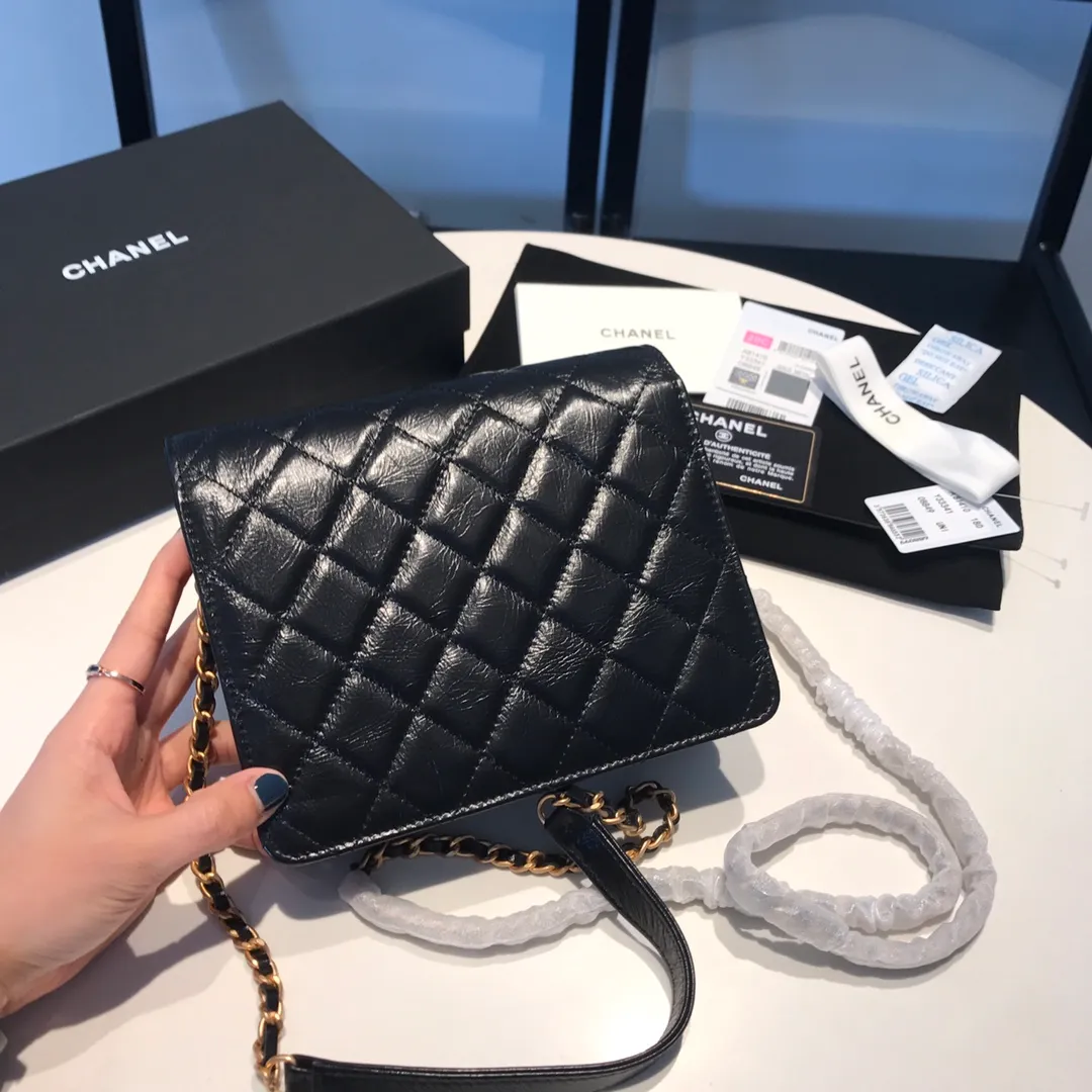 💰940😊Upgraded version💋Ready to buy the latest Chanel🆕Imported oil wax cowhide series retro metal lock with the latest hangtag💋New product🆕 Xiangjia square wallet on chain #新Woc innovative version, classic rhombus pattern Small and exquisite chain bag🉑Can be casual or formal, versatile king 💁🏻Newly revised lock design➕Two compartments➕There are 8 card slots in the front and rear compartments. 7p can accommodate mini organ design [color][color] Awesome 81410🍃size: 17cm