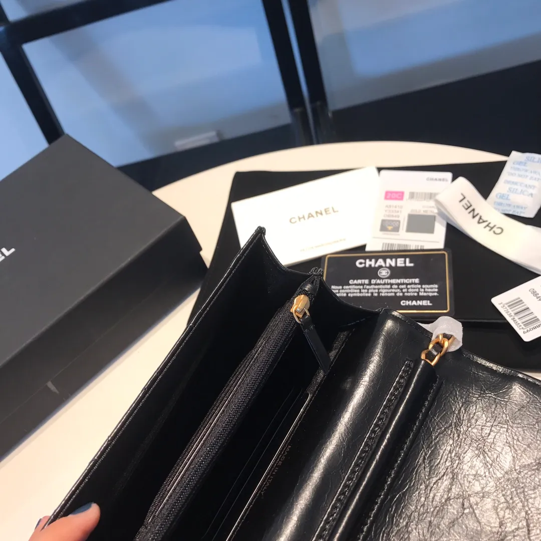 💰940😊Upgraded version💋Ready to buy the latest Chanel🆕Imported oil wax cowhide series retro metal lock with the latest hangtag💋New product🆕 Xiangjia square wallet on chain #新Woc innovative version, classic rhombus pattern Small and exquisite chain bag🉑Can be casual or formal, versatile king 💁🏻Newly revised lock design➕Two compartments➕There are 8 card slots in the front and rear compartments. 7p can accommodate mini organ design [color][color] Awesome 81410🍃size: 17cm