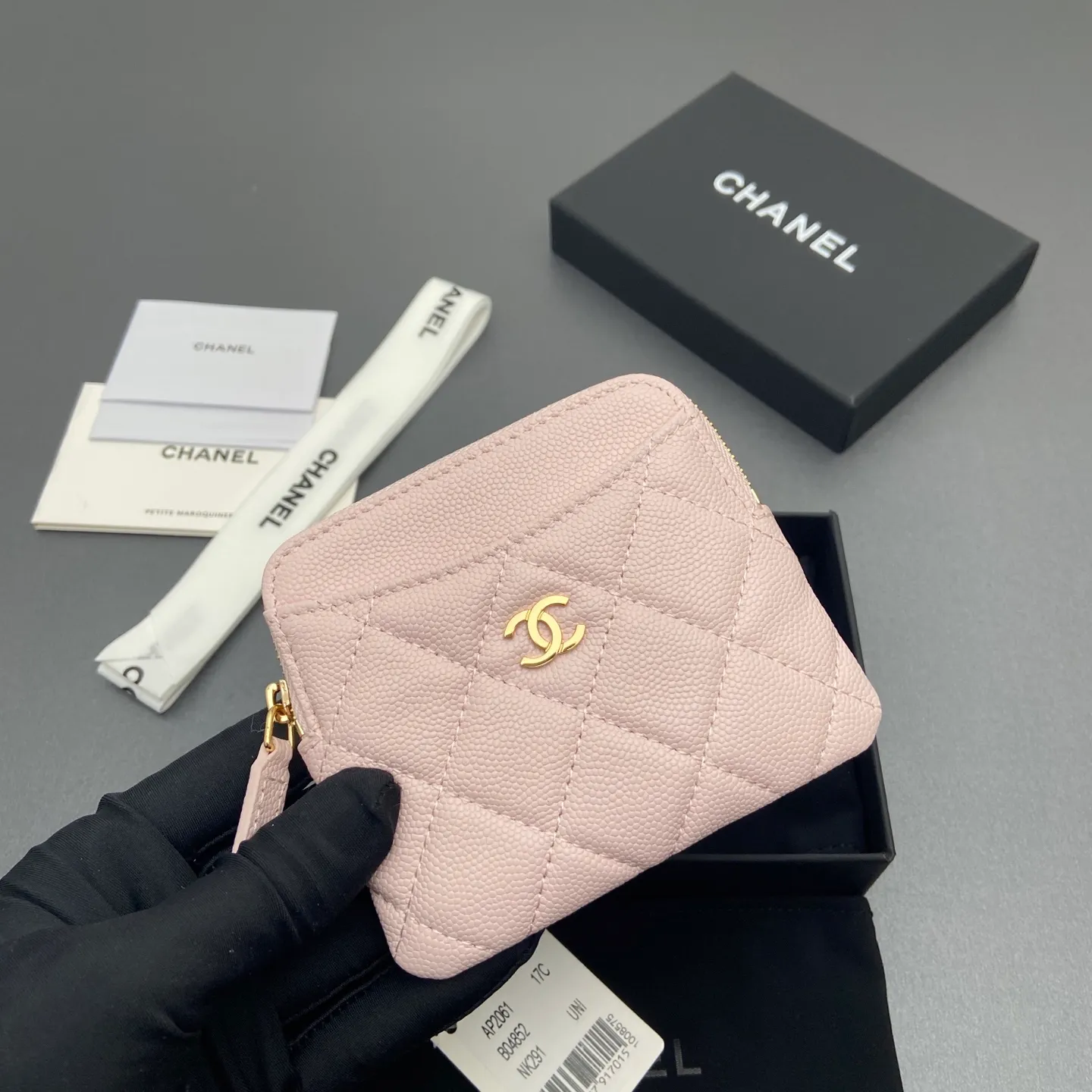 [Special grade hardware original leather] ¥380 Xiaoxiang small zipper bag card holder series Quilted card holder/wallet with iconic metal logo Gold tone metal hardware, special Italian imported leather 5 card slots, 1 small zipper bag No.: 2061 Light pink thin ball light gold hardware Size: w11.5×h10×d2cm