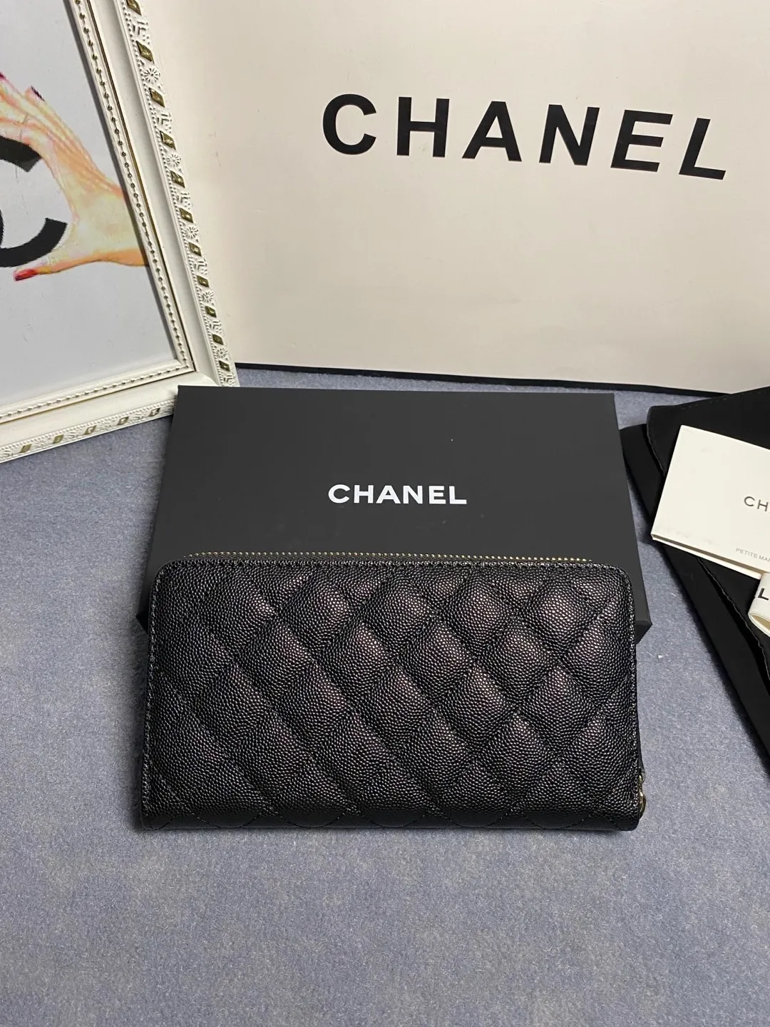 22 new styles. CHANEL. Zippered long clip wallet has arrived❤️Top-layer cowhide with new luogo, the same design surrounded by diamonds on the side of the leather❤️The details are so beautiful❤️Model number Ap5478B size 10*19.5*2.5cm💰560