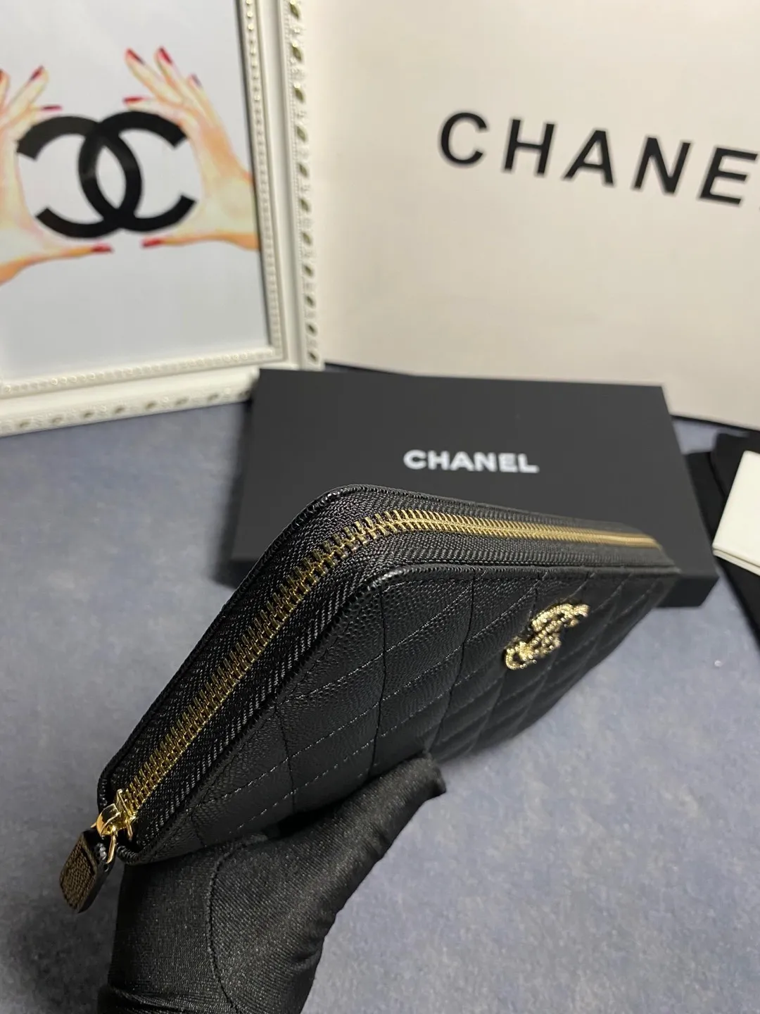22 new styles. CHANEL. Zippered long clip wallet has arrived❤️Top-layer cowhide with new luogo, the same design surrounded by diamonds on the side of the leather❤️The details are so beautiful❤️Model number Ap5478B size 10*19.5*2.5cm💰560