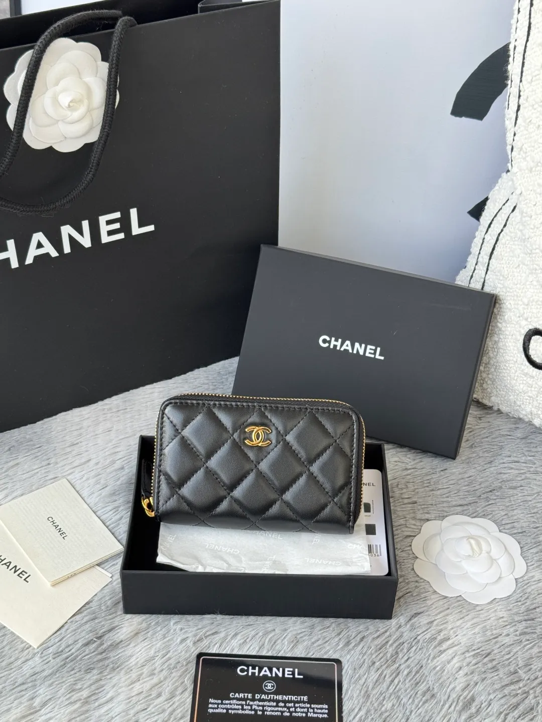 Medium size 💰360💰 finally arrived, chanel 25c oversized zipper bag with zipper inside. First place to eat melon. Large black gold cow coin purse with inner zipper. Made of caviar cowhide. Ginza sa is great. Enthusiastic and patient. I picked up a bunch of black gold card holders. There are several popular coin purses. I went for the L-shaped zipper coin purse. I tried it on the spot. My nails are a little difficult to insert cards. The 25c model is enlarged and looks great. The upgraded version is very practical. Buy it quickly! chanel25c chanel coin purse chanel card holder card holder recommended zipper coin purse chanel number: 3686 (0112) 25c size: 12*5cmx8cmx2cm