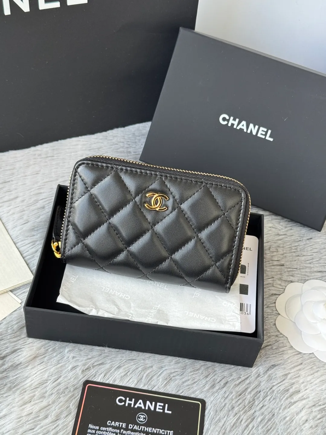 Medium size 💰360💰 finally arrived, chanel 25c oversized zipper bag with zipper inside. First place to eat melon. Large black gold cow coin purse with inner zipper. Made of caviar cowhide. Ginza sa is great. Enthusiastic and patient. I picked up a bunch of black gold card holders. There are several popular coin purses. I went for the L-shaped zipper coin purse. I tried it on the spot. My nails are a little difficult to insert cards. The 25c model is enlarged and looks great. The upgraded version is very practical. Buy it quickly! chanel25c chanel coin purse chanel card holder card holder recommended zipper coin purse chanel number: 3686 (0112) 25c size: 12*5cmx8cmx2cm