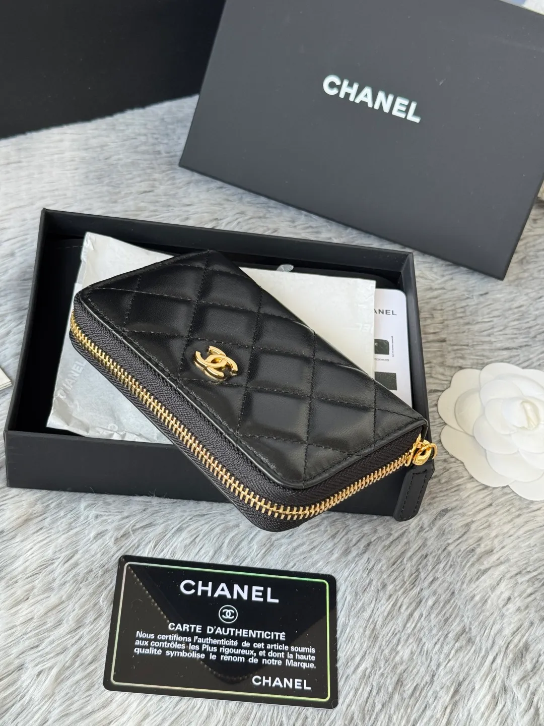 Medium size 💰360💰 finally arrived, chanel 25c oversized zipper bag with zipper inside. First place to eat melon. Large black gold cow coin purse with inner zipper. Made of caviar cowhide. Ginza sa is great. Enthusiastic and patient. I picked up a bunch of black gold card holders. There are several popular coin purses. I went for the L-shaped zipper coin purse. I tried it on the spot. My nails are a little difficult to insert cards. The 25c model is enlarged and looks great. The upgraded version is very practical. Buy it quickly! chanel25c chanel coin purse chanel card holder card holder recommended zipper coin purse chanel number: 3686 (0112) 25c size: 12*5cmx8cmx2cm