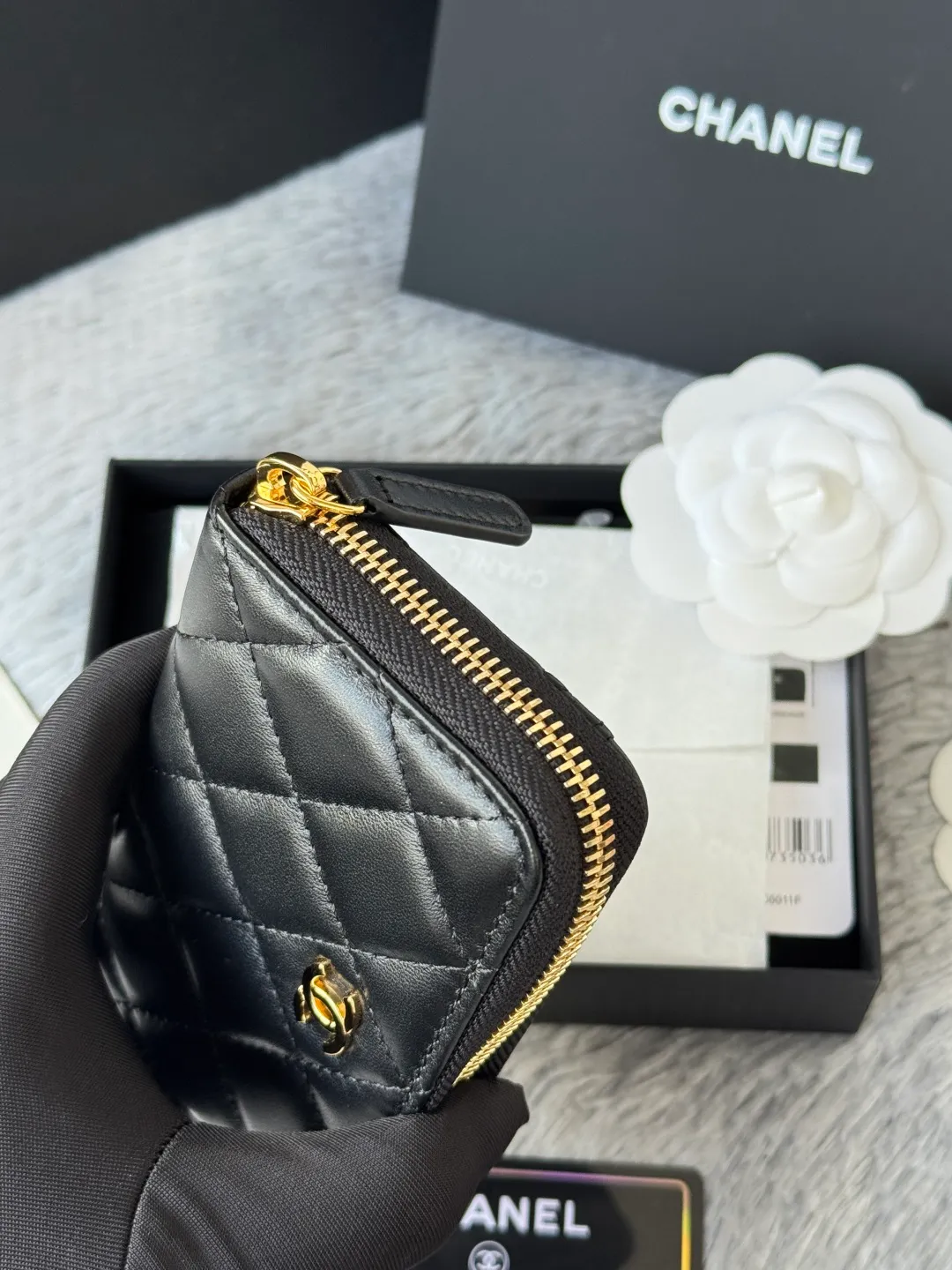 Medium size 💰360💰 finally arrived, chanel 25c oversized zipper bag with zipper inside. First place to eat melon. Large black gold cow coin purse with inner zipper. Made of caviar cowhide. Ginza sa is great. Enthusiastic and patient. I picked up a bunch of black gold card holders. There are several popular coin purses. I went for the L-shaped zipper coin purse. I tried it on the spot. My nails are a little difficult to insert cards. The 25c model is enlarged and looks great. The upgraded version is very practical. Buy it quickly! chanel25c chanel coin purse chanel card holder card holder recommended zipper coin purse chanel number: 3686 (0112) 25c size: 12*5cmx8cmx2cm