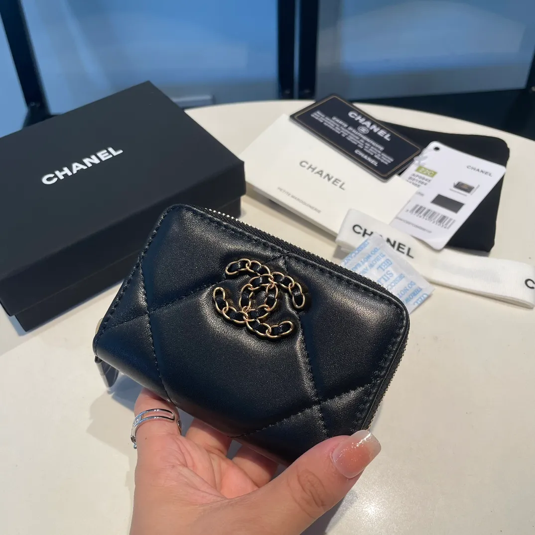 💰300😊 Upgraded version💋🆕 Ohanel new color🆕The latest zipper card holder, the texture of goatskin is invincible 😼The 19 series mainly promoted this season is the big rhombus, with a strong retro style👝Is there anyone who wants to buy each color🧸 The logo is eye-catching and unique, the goatskin has a light luster, and the temperament instantly ups and downs❣The fashionable style and style are also jointly created by Karl and Viard. The first series launched by the new artistic director will be a key recommendation of the brand from this year to next year, conveying the essence of the brand, with a full set of packaging 0945🍃size: 11.5*8cm