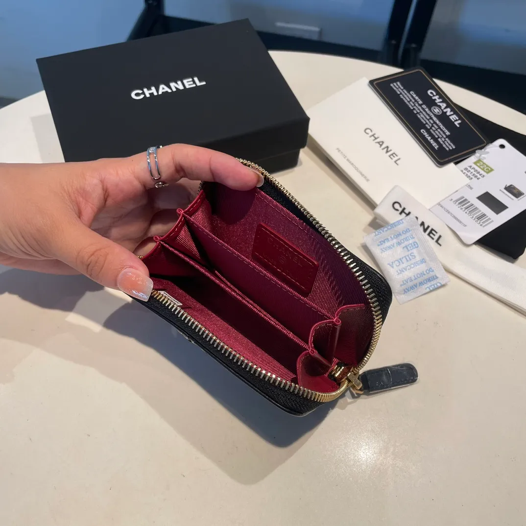 💰300😊 Upgraded version💋🆕 Ohanel new color🆕The latest zipper card holder, the texture of goatskin is invincible 😼The 19 series mainly promoted this season is the big rhombus, with a strong retro style👝Is there anyone who wants to buy each color🧸 The logo is eye-catching and unique, the goatskin has a light luster, and the temperament instantly ups and downs❣The fashionable style and style are also jointly created by Karl and Viard. The first series launched by the new artistic director will be a key recommendation of the brand from this year to next year, conveying the essence of the brand, with a full set of packaging 0945🍃size: 11.5*8cm