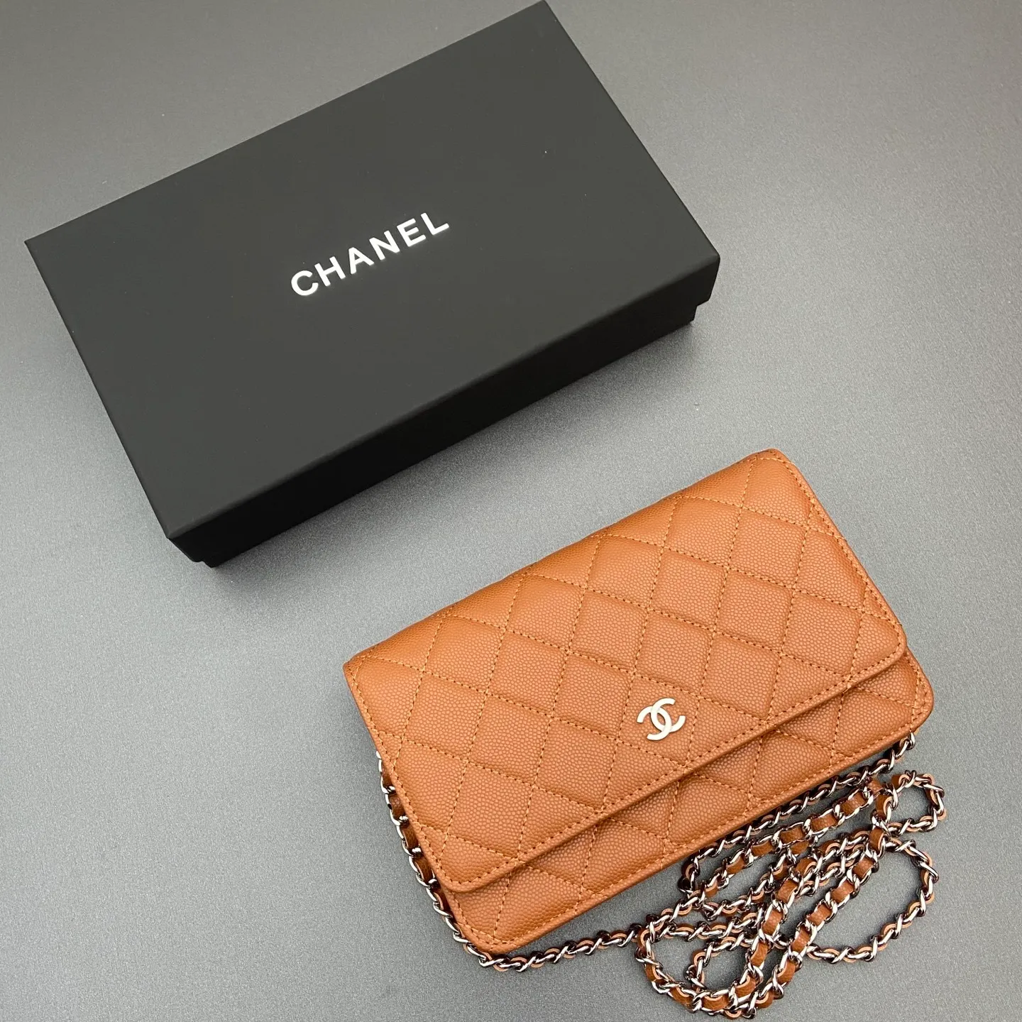 Xiaoxiang imported Italian caviar cowhide Item No.: A0250 Price: 640 Size: w20×h13×d3.5cm Color: Fine ball pattern steel mark