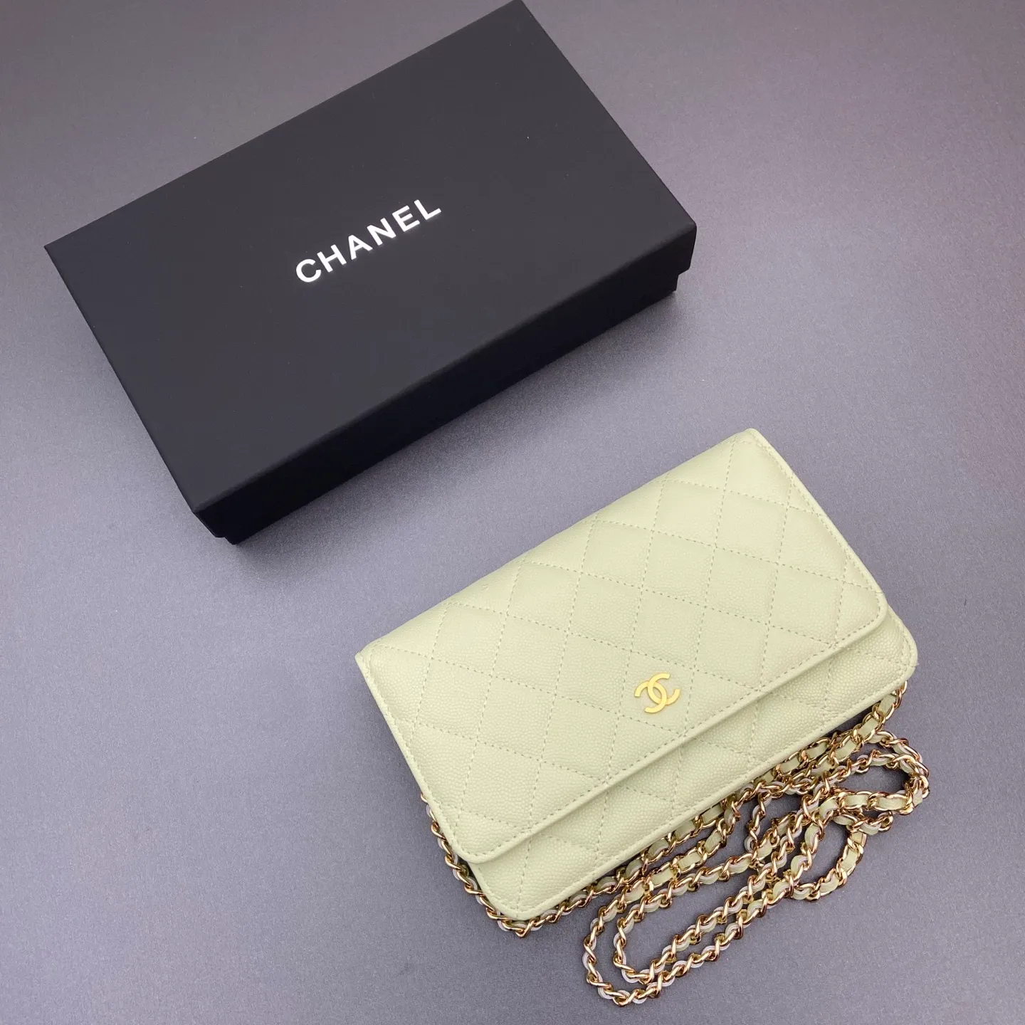 Xiaoxiang imported Italian caviar cowhide Item No.: A0250 Price: 640 Size: w20×h13×d3.5cm Color: Fine ball pattern steel mark