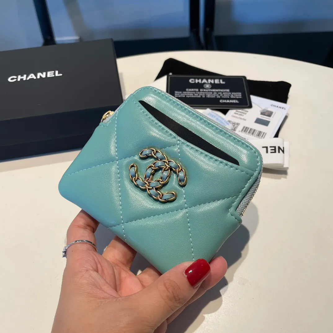 💰440😊Upgraded version💋🆕Ohanel new color🆕The latest zipper card holder coin purse with multiple card slots. The texture of goatskin is unparalleled. 😼The 19 series that is mainly recommended this season is a big rhombus with a strong retro style. Is there anyone who wants to buy every color?🧸 The logo is eye-catching and unique, the goatskin has a faint luster, and the temperament instantly ups and downs❣The fashionable style and style are also co-created by Karl and Viard. The first series launched by the new artistic director will be a key recommendation of the brand from this year to next year, conveying the essence of the brand, with a full set of packaging 2086🍃size: 12*9.5cm