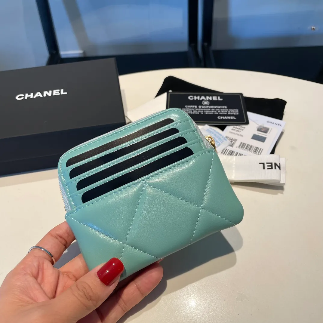 💰440😊Upgraded version💋🆕Ohanel new color🆕The latest zipper card holder coin purse with multiple card slots. The texture of goatskin is unparalleled. 😼The 19 series that is mainly recommended this season is a big rhombus with a strong retro style. Is there anyone who wants to buy every color?🧸 The logo is eye-catching and unique, the goatskin has a faint luster, and the temperament instantly ups and downs❣The fashionable style and style are also co-created by Karl and Viard. The first series launched by the new artistic director will be a key recommendation of the brand from this year to next year, conveying the essence of the brand, with a full set of packaging 2086🍃size: 12*9.5cm