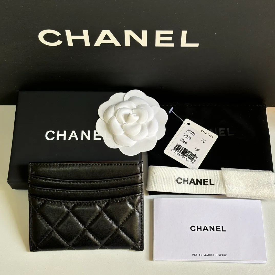 💰240 new product CH@NEL card holder has arrived💦This card holder adds a few more card slots based on the old model, making it more practical. It has original quality and beautiful details. Model No. AP8944, size 11*8*1cm.