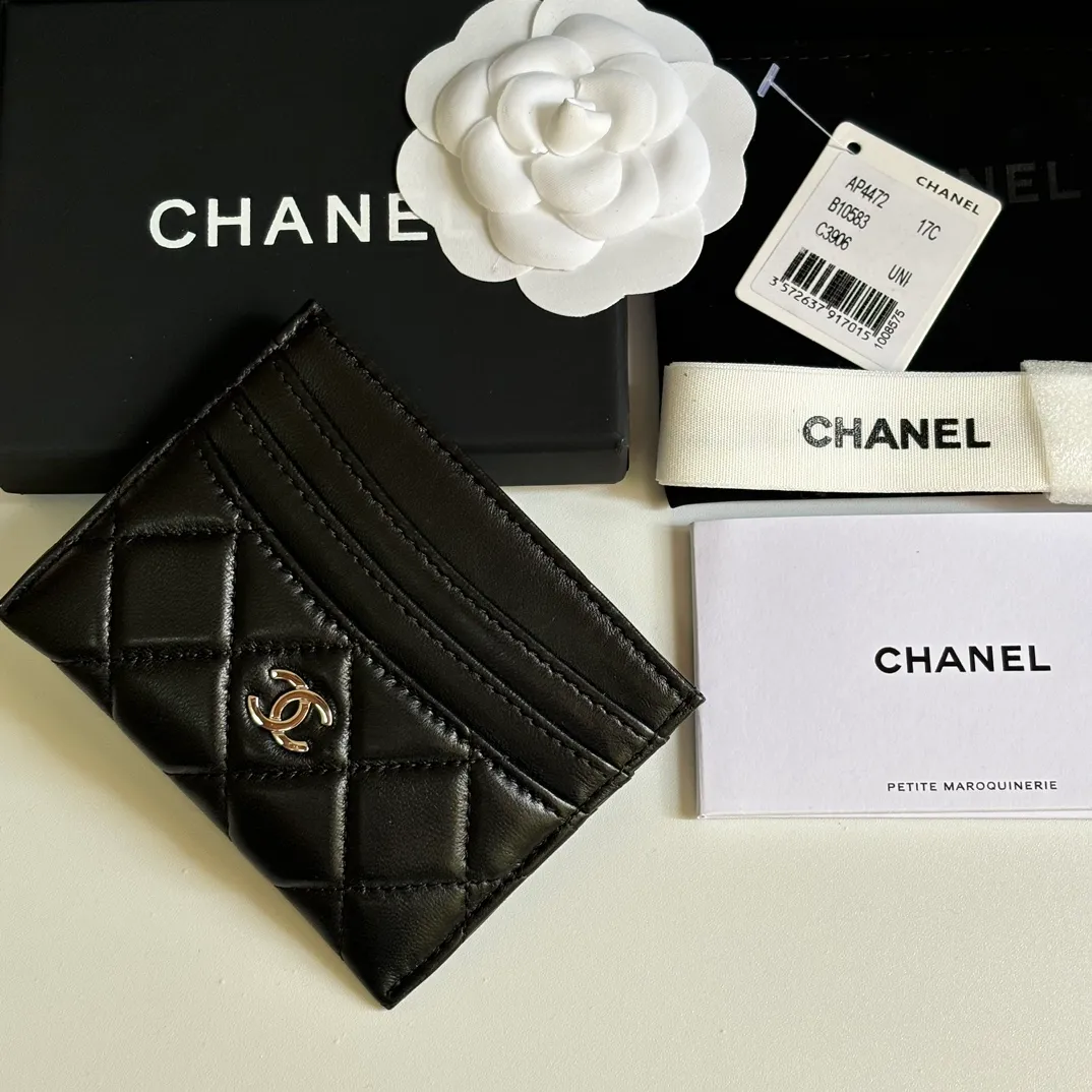 💰240 new product CH@NEL card holder has arrived💦This card holder adds a few more card slots based on the old model, making it more practical. It has original quality and beautiful details. Model No. AP8944, size 11*8*1cm.