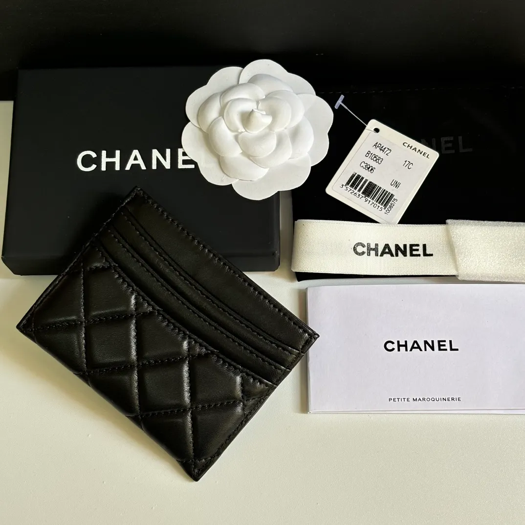 💰240 new product CH@NEL card holder has arrived💦This card holder adds a few more card slots based on the old model, making it more practical. It has original quality and beautiful details. Model No. AP8944, size 11*8*1cm.
