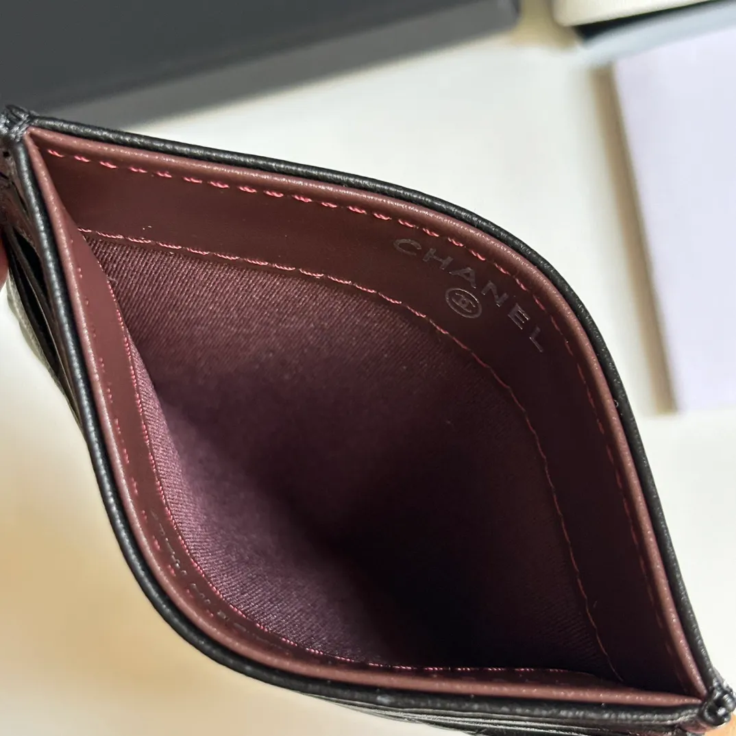💰240 new product CH@NEL card holder has arrived💦This card holder adds a few more card slots based on the old model, making it more practical. It has original quality and beautiful details. Model No. AP8944, size 11*8*1cm.