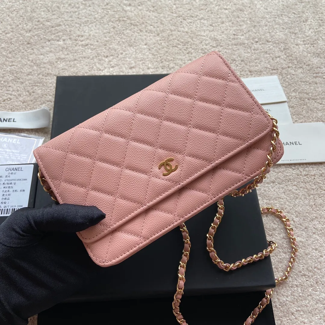 Xiaoxiang imported Italian lambskin Item No.: A0250 💰: 640 Size: w20×h13×d3.5cm Color: Pink fine ball pattern golden steel mark