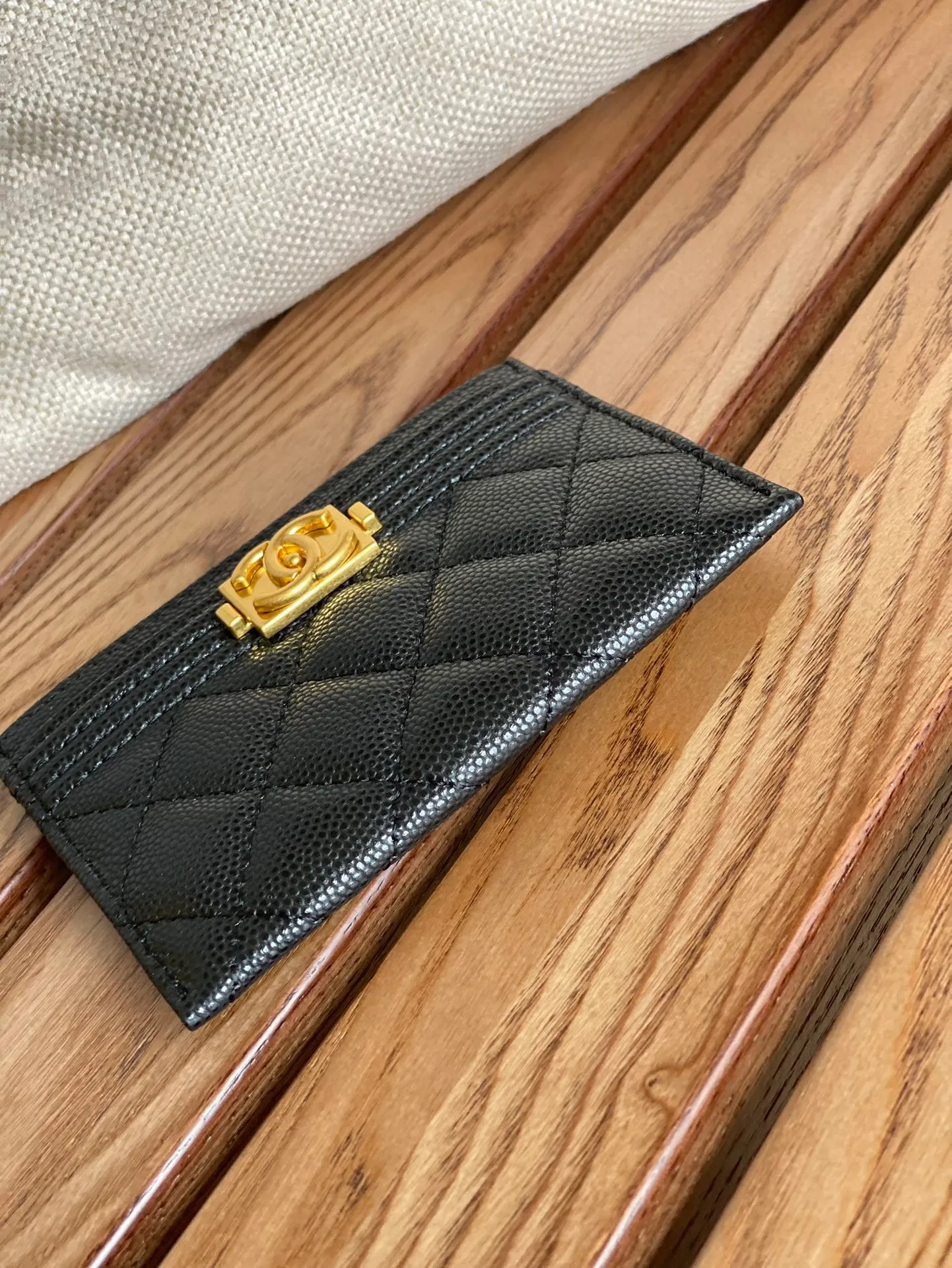 220💰CHANEL’s new leboy card holder has arrived! The imported rhombus pattern is very attractive! The retro gold buckle has an old-fashioned feel and is very fashionable and retro❤️This small card holder is very cost-effective, and you can also put some change in the three card slots👍Model number: 84431 Size: 11×7.5×1cm