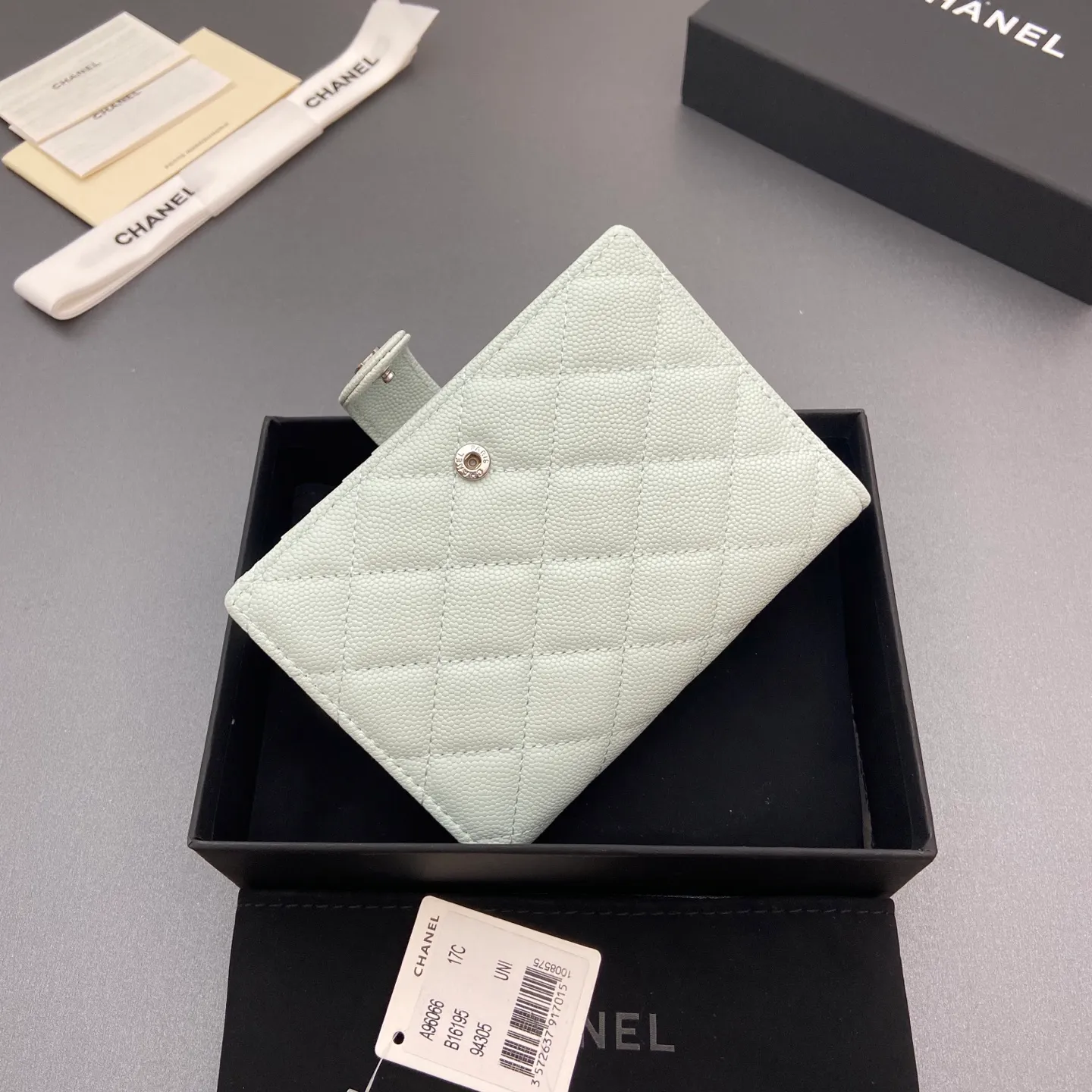 [Special grade hardware original leather] ¥440 Xiaoxiang passport holder series Quilted with iconic metal logo Silver tone metal hardware, special Italian imported leather 4 card slots, 1 small zipper pocket. 1 banknote compartment, 1 passport holder card slot No.: 96066 Light blue thin ball silver buckle Size: w10×h14×d2cm