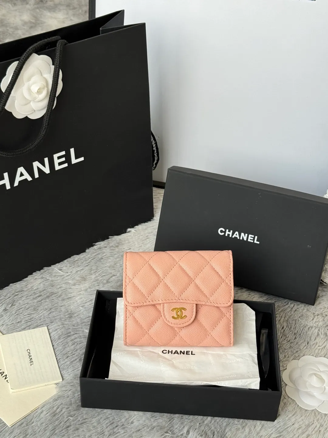 💰440💰 Made of calfskin, caviar, and cowhide, the CF short tri-fold wallet is now available! Chanel Grandma Xiang has 6 card slots, and there is a coin purse at the back, so you can put 2,000 Mao Zedong without any trouble at all! Delicate leather and gold hardware! Full of fashion sense, very fashionable, can be held in hand, can be put in the bag, very good for storage. Style number: 82288, size 10.5*11.5*3cm, color as shown in the picture, exclusive real shot