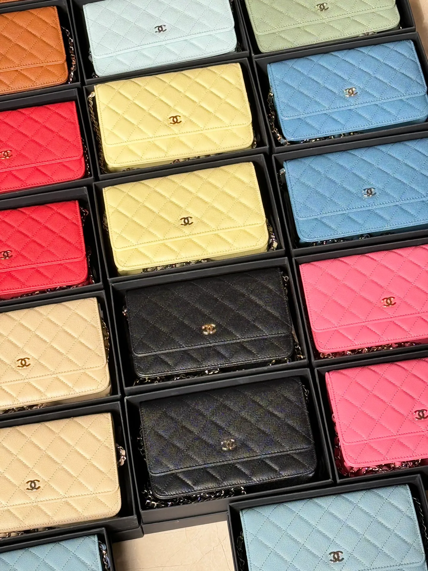 Magnetic buckle model 2050 caviar (fine ball pattern) C𝕙𝕒𝕟𝕖𝕝 entry-level classic model 𝑾𝒐𝒄 (magnetic buckle) fortune bag gold and silver thirteen colors