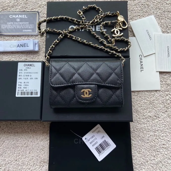 Xiaoxiang imported Italian leather Item number: AP3966/A81081 chain small card holder) Price: 420 Size: w11×h7cm Color: Black fine ball pattern gold steel mark hardware