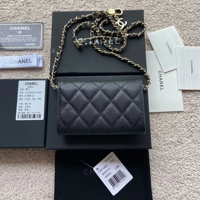 Xiaoxiang imported Italian leather Item number: AP3966/A81081 chain small card holder) Price: 420 Size: w11×h7cm Color: Black fine ball pattern gold steel mark hardware