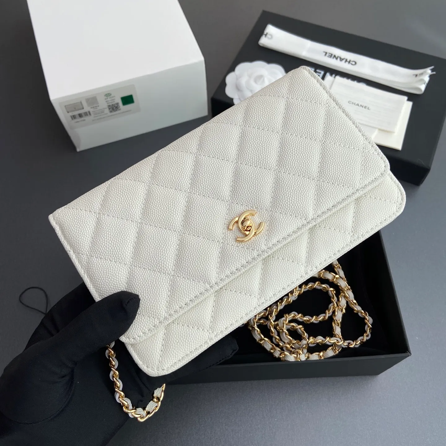 Xiaoxiang imported Italian lambskin [upgraded version] Item number: AP8482 💰700 Size: w20×h13×d3.5cm Color: white fine ball pattern golden steel mark