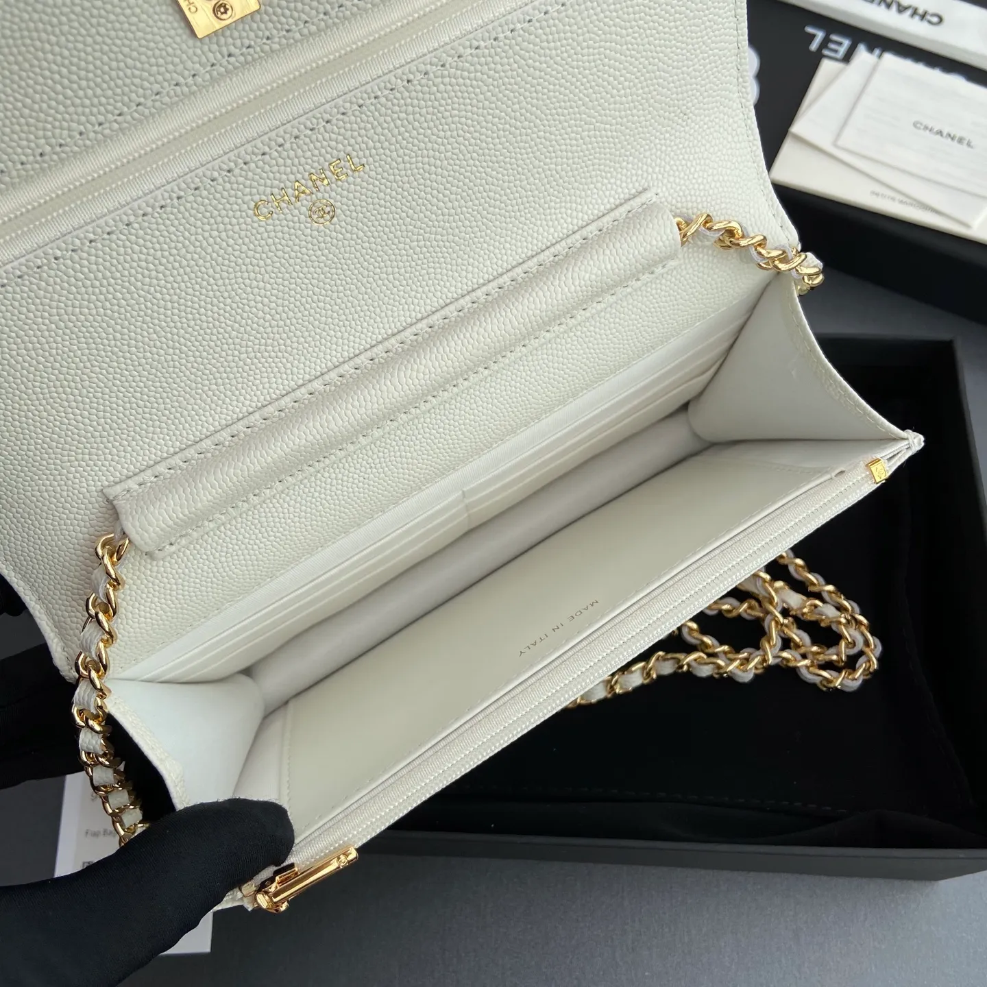 Xiaoxiang imported Italian lambskin [upgraded version] Item number: AP8482 💰700 Size: w20×h13×d3.5cm Color: white fine ball pattern golden steel mark