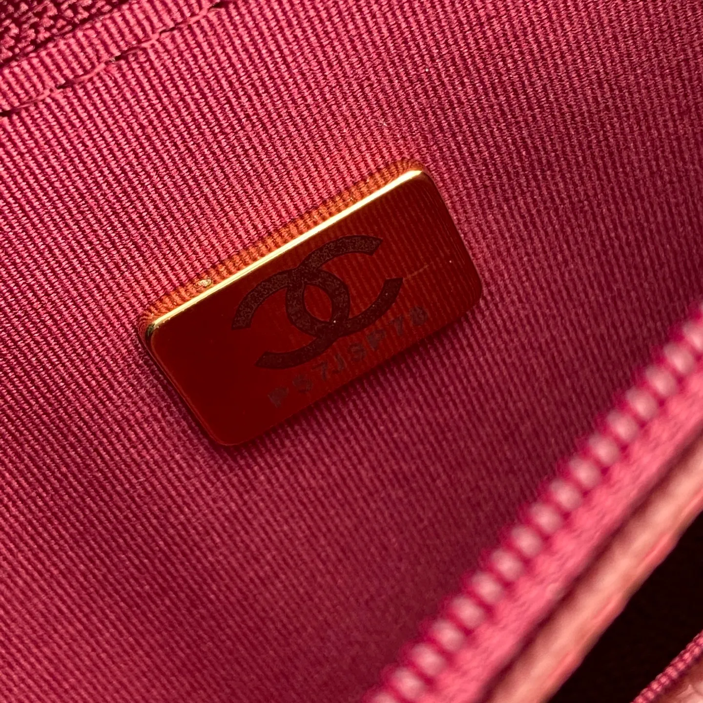 Xiaoxiang imported Italian lambskin [upgraded version] Item number: AP8482 💰700 Size: w20×h13×d3.5cm Color: burgundy fine ball pattern golden steel mark
