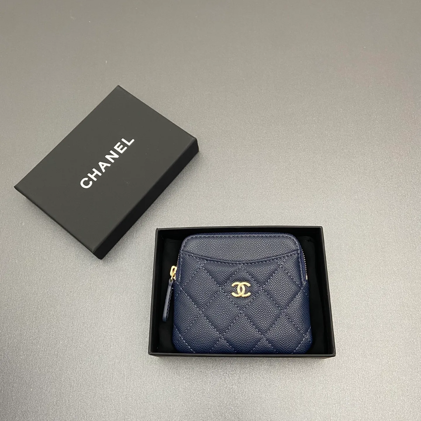 [Special grade hardware original leather] ¥380 Xiaoxiang small zipper bag card holder series Quilted card holder/wallet with iconic metal logo Gold tone metal hardware, special Italian imported leather 5 card slots, 1 small zipper bag No.: 2061 Size: w11.5×h10×d2cm