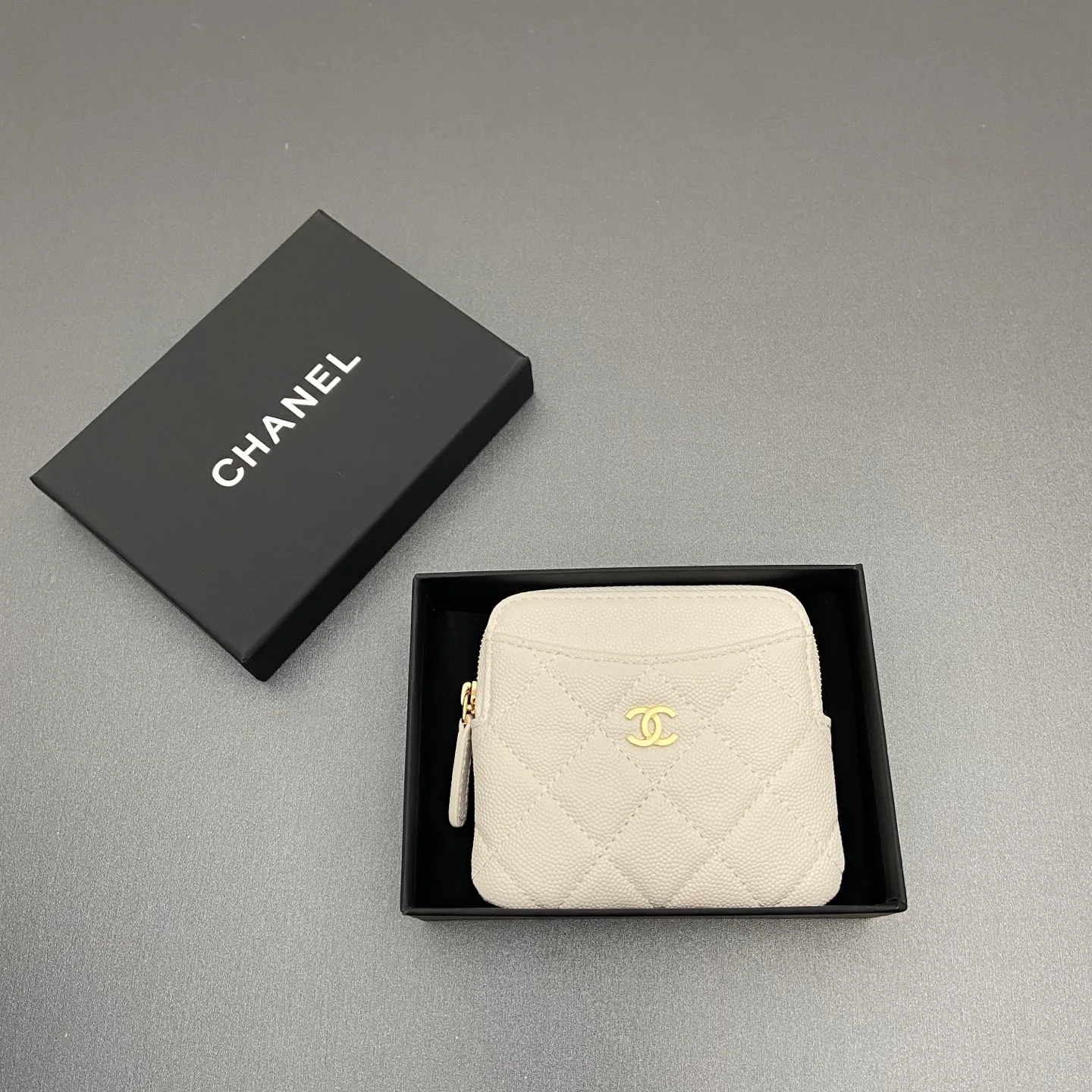 [Special grade hardware original leather] ¥380 Xiaoxiang small zipper bag card holder series Quilted card holder/wallet with iconic metal logo Gold tone metal hardware, special Italian imported leather 5 card slots, 1 small zipper bag No.: 2061 Size: w11.5×h10×d2cm