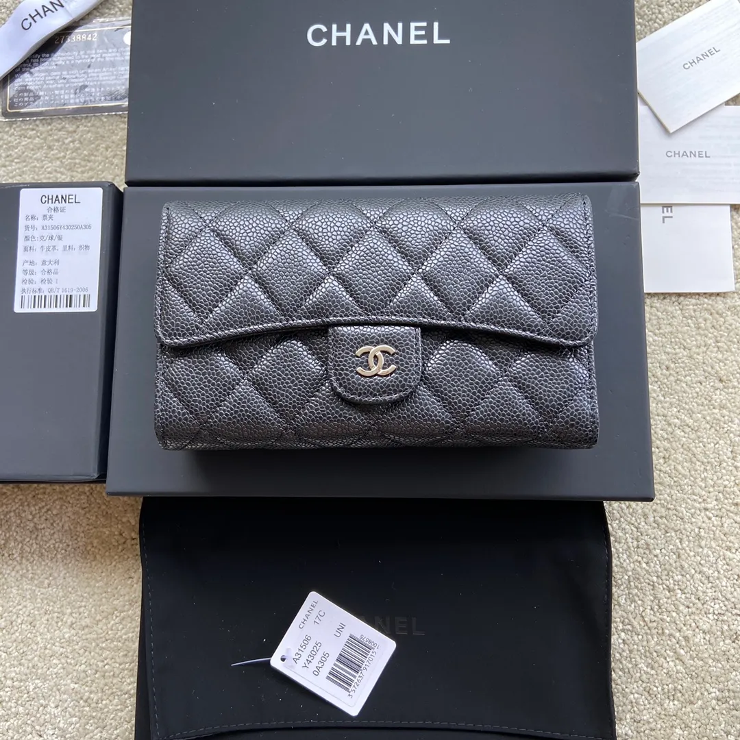 Xiaoxiang imported Italian grain cowhide, long model with 30% off 540💰 Item number: AP63012 Size: w18.5×h10cm Color: black ball pattern silver steel mark