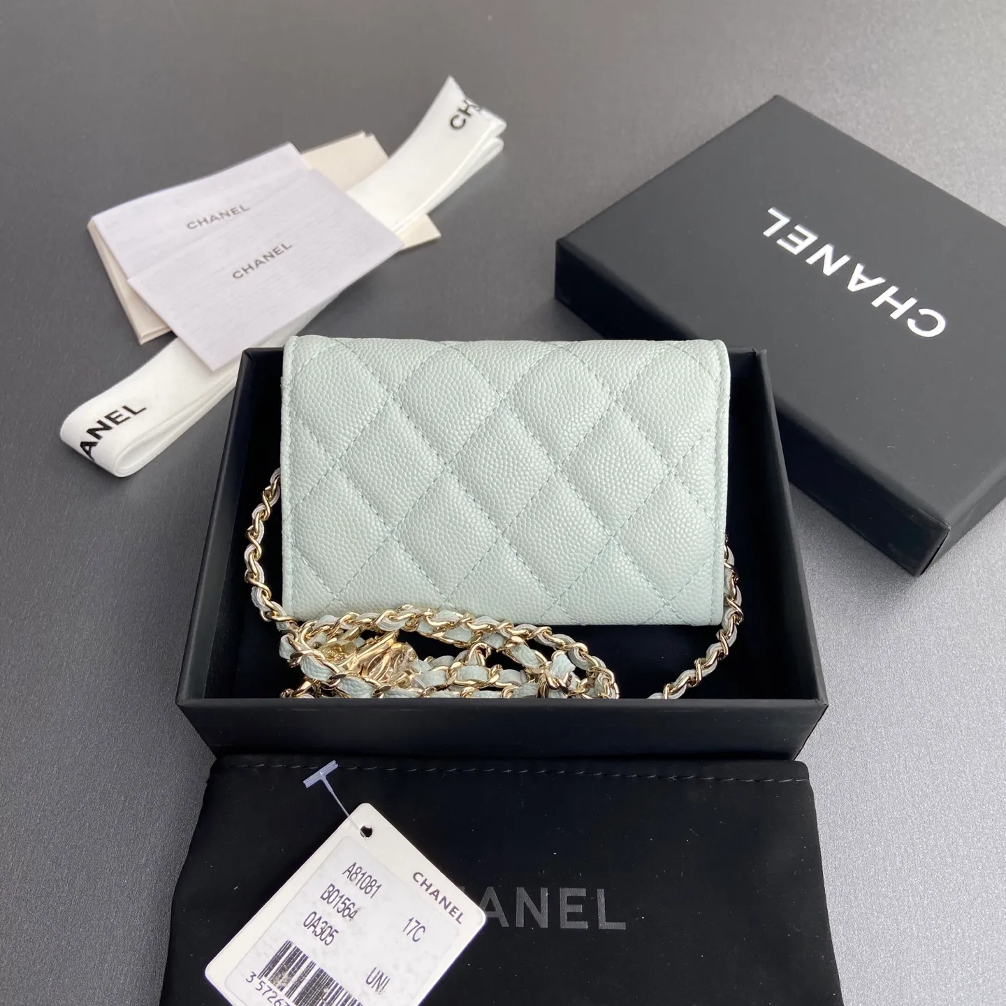Xiaoxiang imported Italian grain cowhide Item number: A81081 (chain small card holder) Price: 420 Size: w11×h7cm Color: light blue fine ball pattern gold steel mark hardware