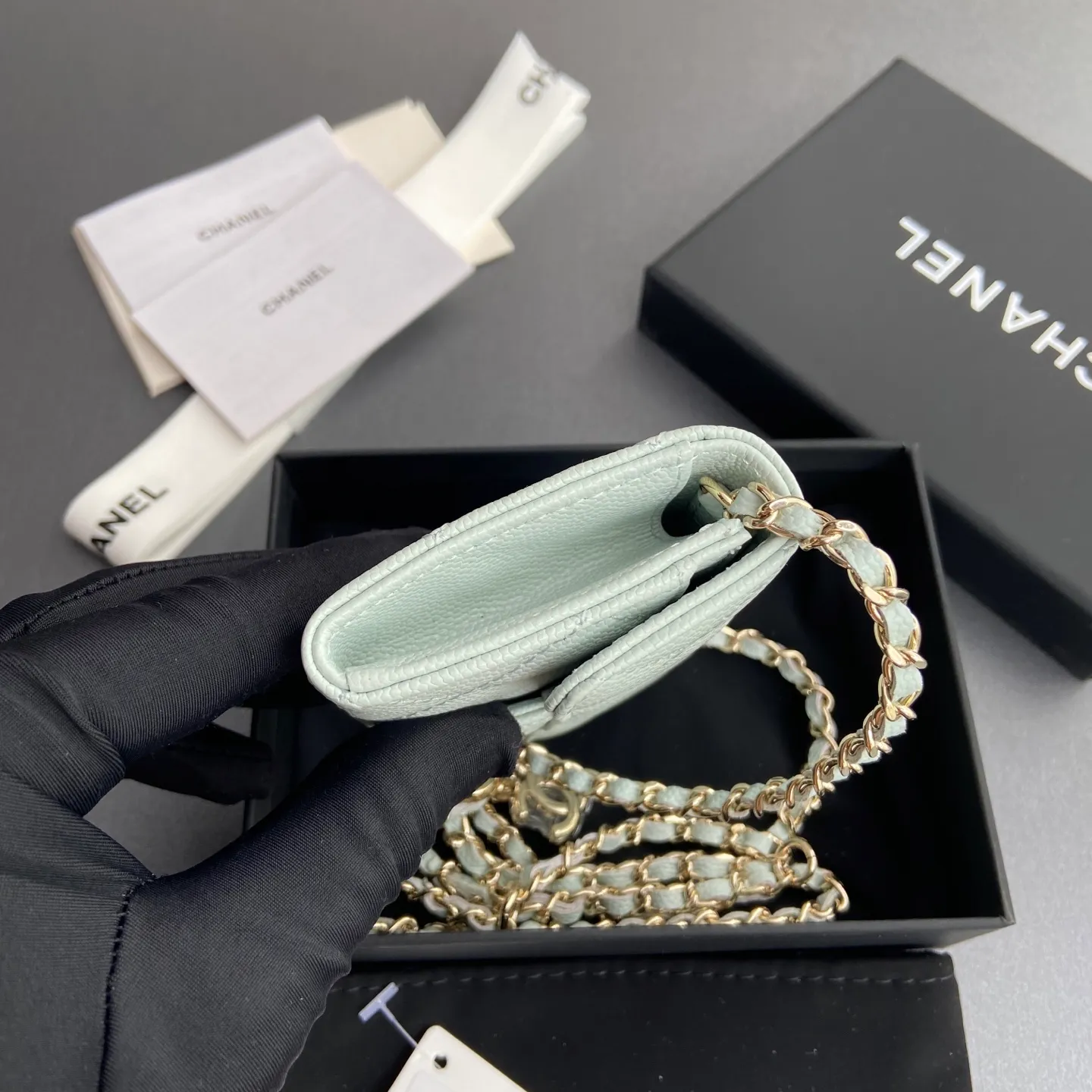 Xiaoxiang imported Italian grain cowhide Item number: A81081 (chain small card holder) Price: 420 Size: w11×h7cm Color: light blue fine ball pattern gold steel mark hardware