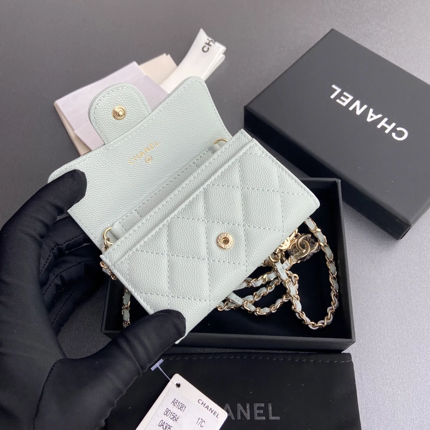 Xiaoxiang imported Italian grain cowhide Item number: A81081 (chain small card holder) Price: 420 Size: w11×h7cm Color: light blue fine ball pattern gold steel mark hardware