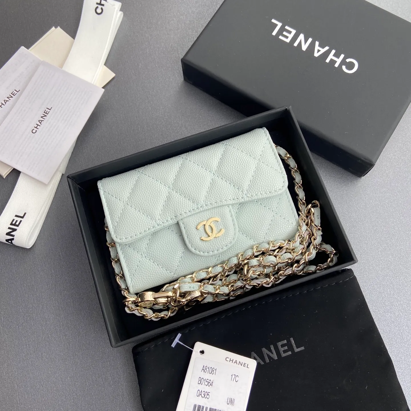 Xiaoxiang imported Italian grain cowhide Item number: A81081 (chain small card holder) Price: 420 Size: w11×h7cm Color: light blue fine ball pattern gold steel mark hardware