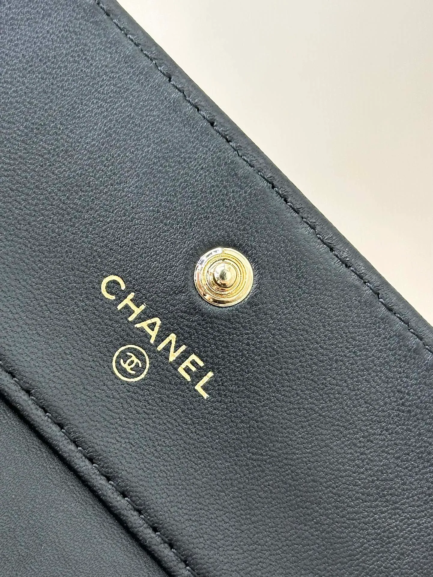 80734 The inner details and the wiring of the wallet are very particular, and only a dedicated machine can produce this effect! Even the machines that make big bags can’t do it!