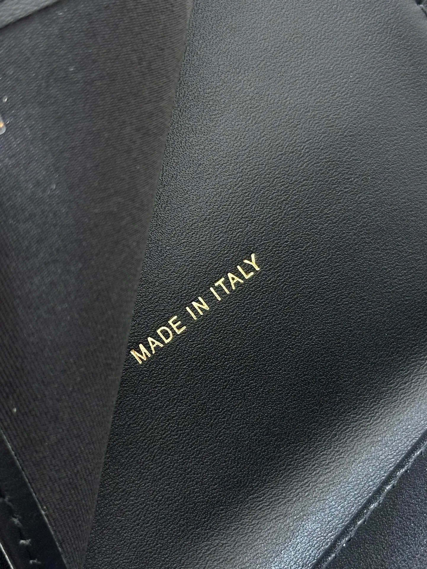 80734 The inner details and the wiring of the wallet are very particular, and only a dedicated machine can produce this effect! Even the machines that make big bags can’t do it!