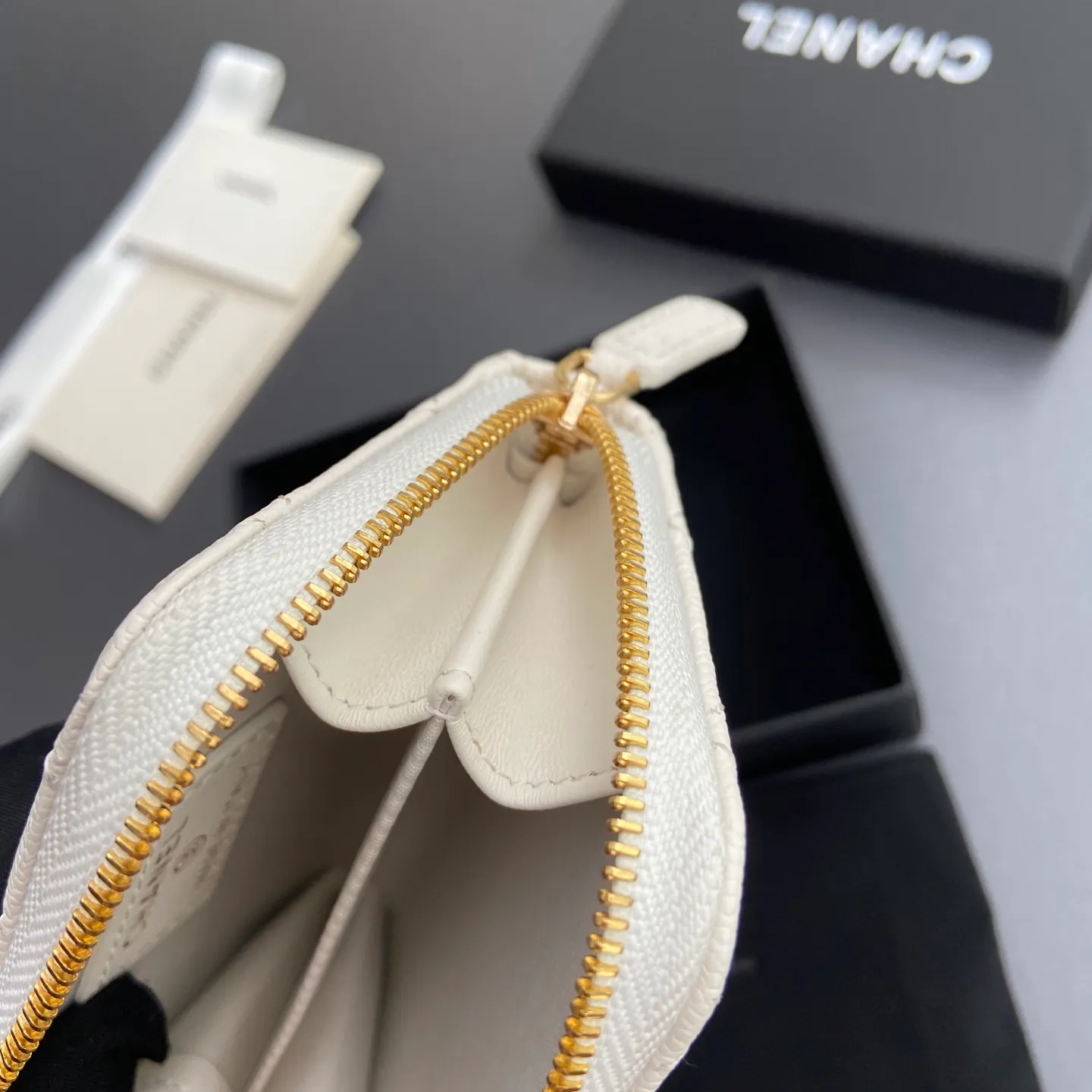 [Special grade hardware original leather] ¥280 Xiaoxiang small zipper bag card holder series with iconic metal logo, gold tone metal hardware, special Italian imported leather 2 card slots wallet bag, 4 card slots Number: 1650 Light purple fine ball pattern light gold steel mark Size: w11×h7.5×2cm