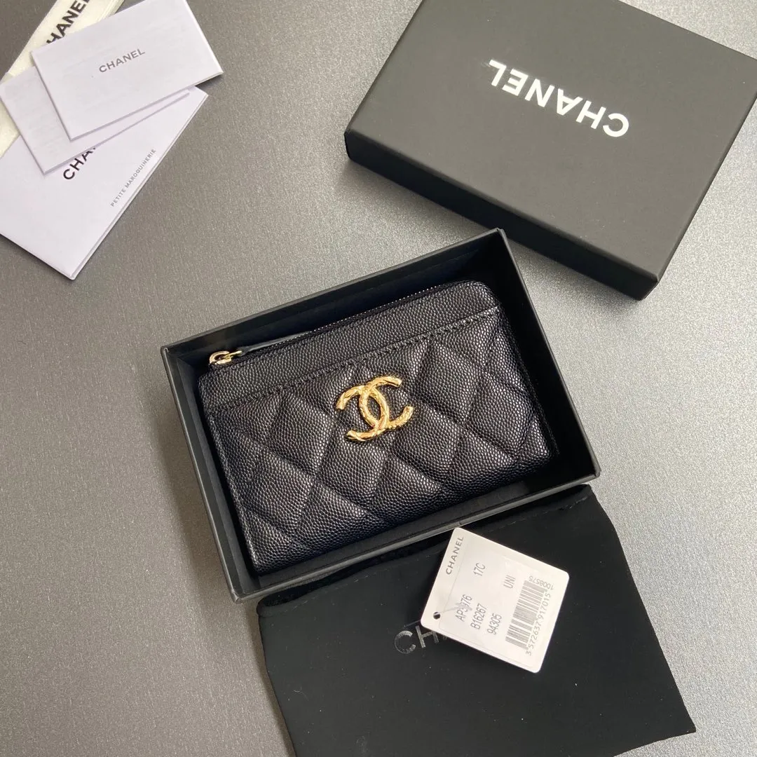 [Special grade hardware original leather] ¥340 Xiaoxiang small zipper bag card holder series Quilted card holder with iconic metal logo Gold tone metal hardware, special Italian imported leather 6 card slots, 1 small zipper bag No.: 3976 Black fine ball gold Size: w13×h9×2cm