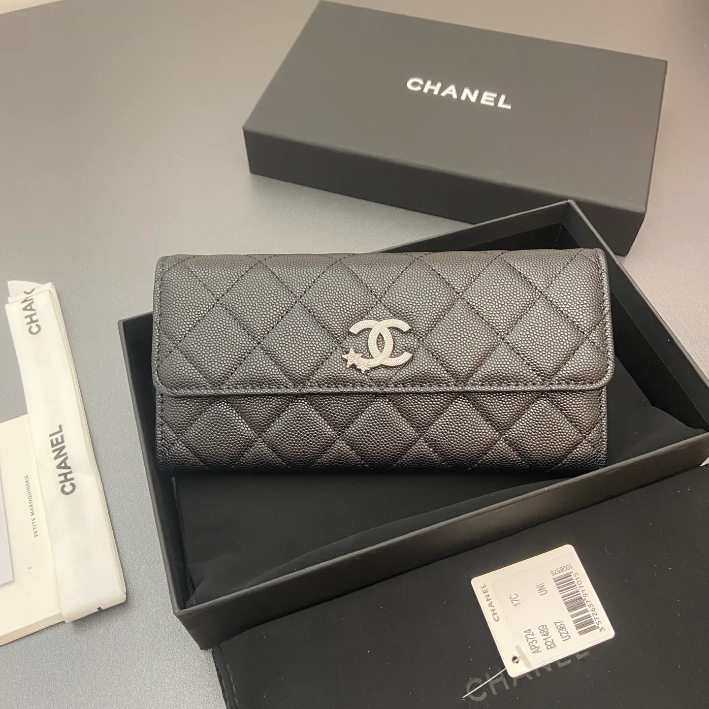 25b new series caviar cowhide with stars ⭐logo shiny blingblibg~ flip long clip wallet series black fine ball pattern silver star hardware 12 card slots, two banknote compartments two compartments, 1 zipper bag Price: 250 No.: 3724 Size: w19×h10×d3cm