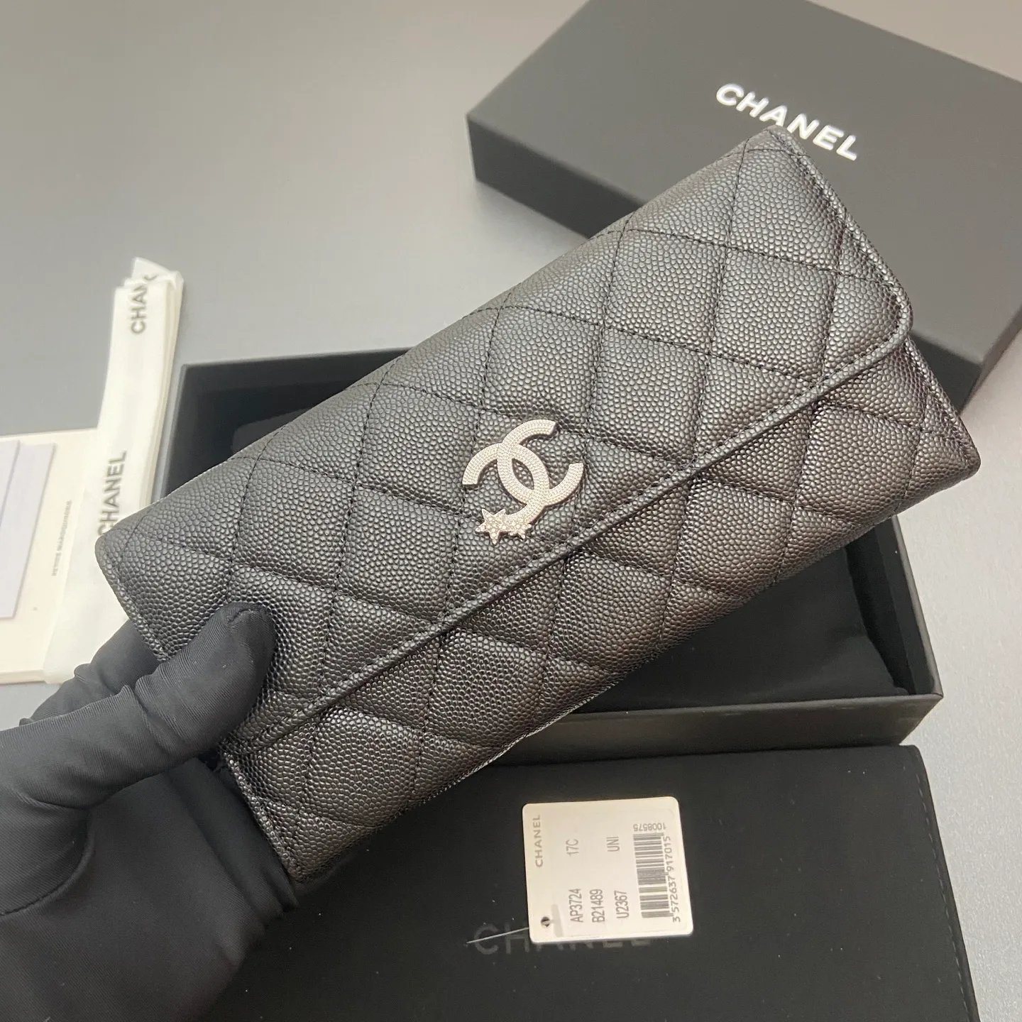25b new series caviar cowhide with stars ⭐logo shiny blingblibg~ flip long clip wallet series black fine ball pattern silver star hardware 12 card slots, two banknote compartments two compartments, 1 zipper bag Price: 250 No.: 3724 Size: w19×h10×d3cm